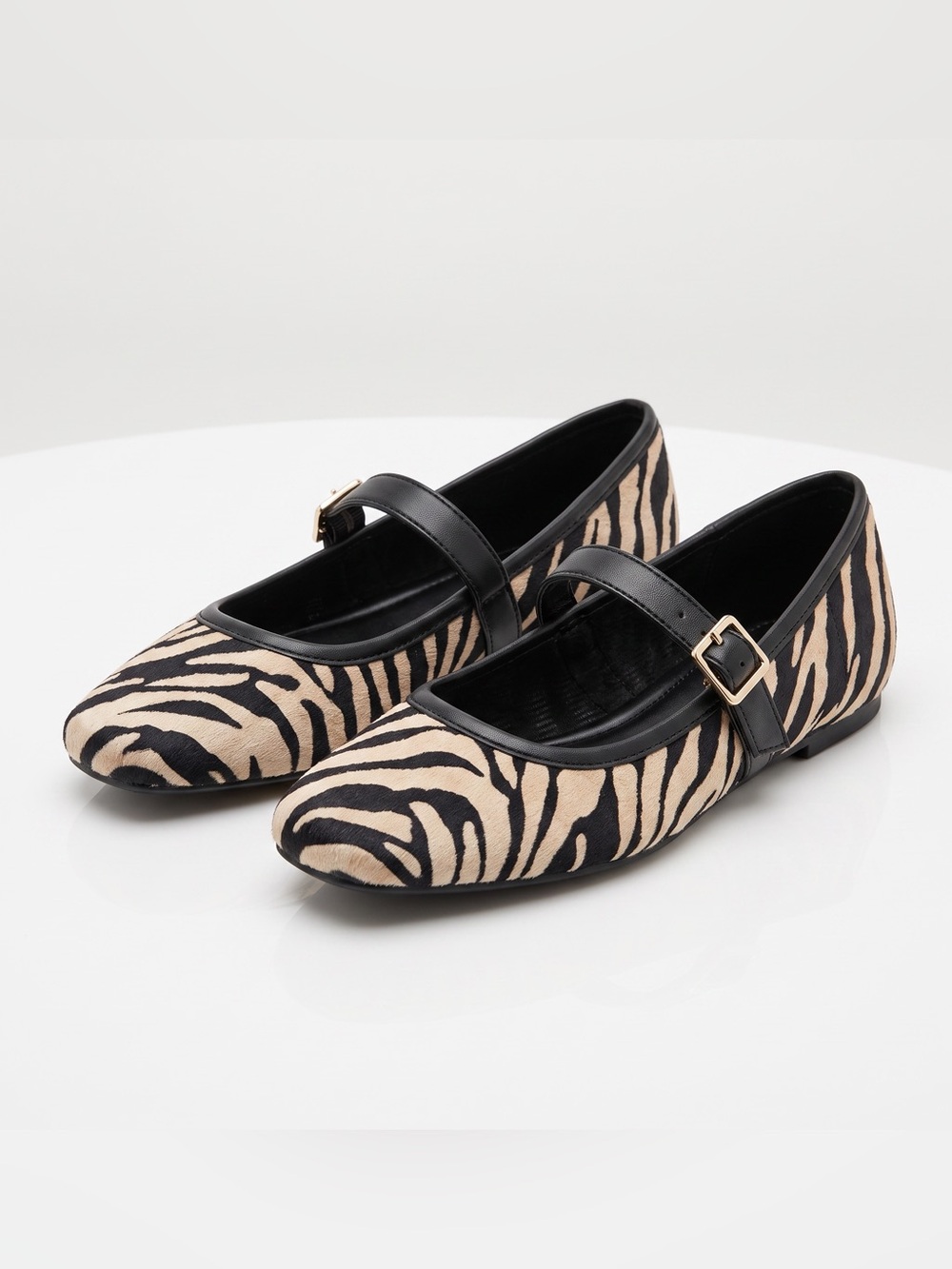🦓 BCBG ANIMAL PRINT MARY JANE FLATS US 9